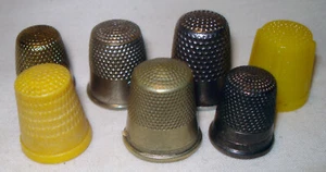7 ditali vintage tono argento metallo plastica gialla #11 #8 #9 cucito artigianato - Foto 1 di 4
