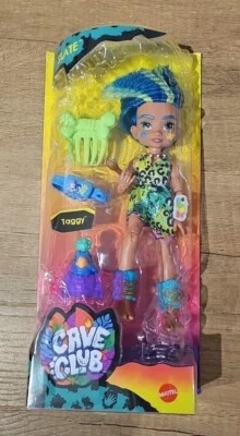 Cave Club Bambola Preistorica Slate da 25.4 cm, Capelli Blu, con Dinosauro - Immagine 1 di 4