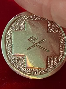 Pin de solapa desconocido marca grabada/más cruz elevada con textura en tono plateado  - Imagen 1 de 3