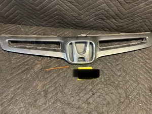 Conjunto de parrilla central delantera Honda Accord 2003-2007 con insignia OEM 71120-SDA-A010 - Imagen 1 de 2