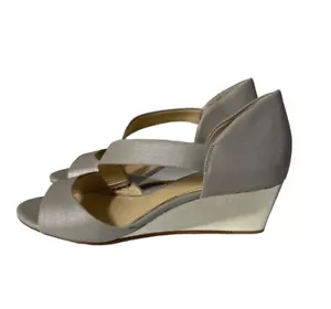 Zeppa aperta Imagine by Vince Camuto Im-Jefre platino metallizzato taglia - 9,5 M - nuova - Foto 1 di 5
