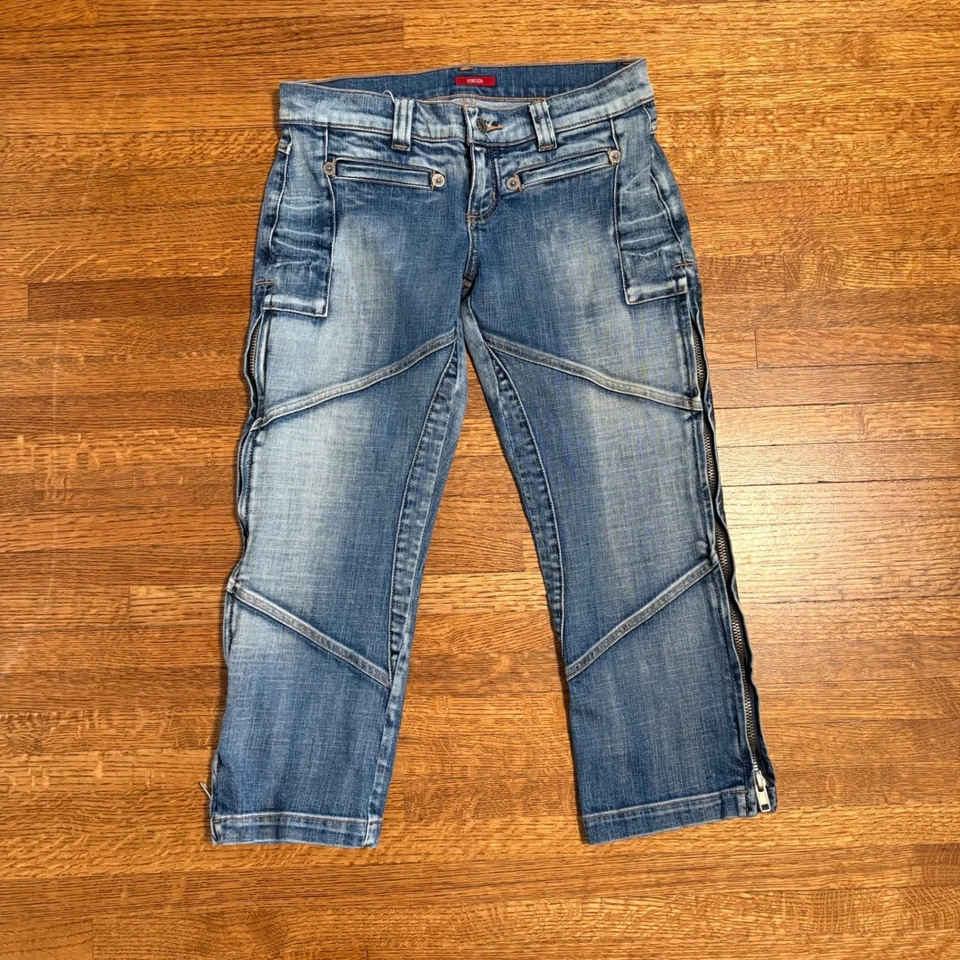 Pantalones de mezclilla para mujer Guess 27 elásticos estilo capri moto dobladillo con cremallera azul desgastado Foto 1 de 4