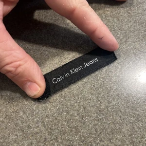 Einzigartige Calvin Klein Jeans bestickt Aufnäher Patch 5/8 x 3" Logo - Bild 1 von 4