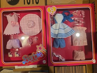 Barbie La Película Moda 2 Paquetes Set de Regalo Nuevo En Envío 3 Trajes NRFB  Foto 1 de 4