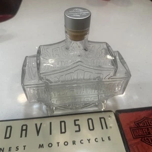 Harley Davidson Original Whiskey Dekanter Glas Schnapsflasche und Blechschilder Konvolut - Bild 1 von 8