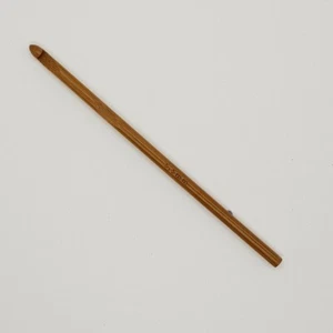 Bamboo Crochet Hook Size 5.5 mm - Picture 1 of 3