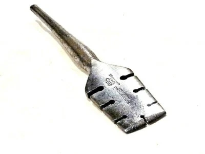 Outil ancien jolie baille ou clé à avoyer pour menuisier Peugeot Frères  XXème - Photo 1/3