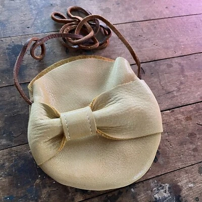 Handmade small shop asymmetrical bow gold coin purse toddler bag Foto 1 de 4
