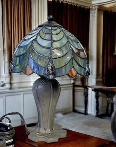 Vintage table lamp, Tiffany style, with metal base, and glass set in wire mesh - Picture 1 of 7