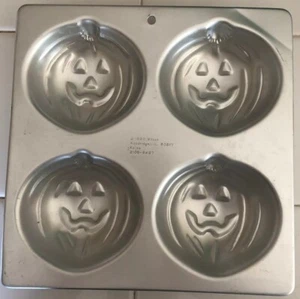 WILTON PUMPKIN HALLOWEEN ALUMINUM CAKE PAN MUFFINS - Picture 1 of 2