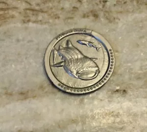 Vintage Kunststoff Spielzeug Münze - 100 - 2 Fische - PTT 2020 G6 - Bild 1 von 4