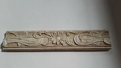 Frontón arquitectónico exterior relieve Art Nouveau  Foto 1 de 4