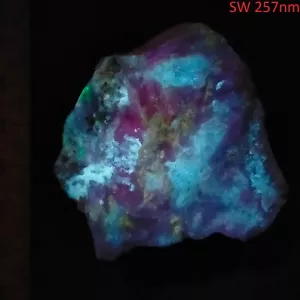 Fluorescent Uranyl Sodalite Phlogopite Mica phosphorescent specimen Video 307ct - Bild 1 von 10