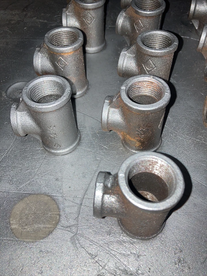 5x Malleable Iron 3/4" BSP - 1/2" BSP Reducing Tee Pipe Fittings - Image 1 of 1