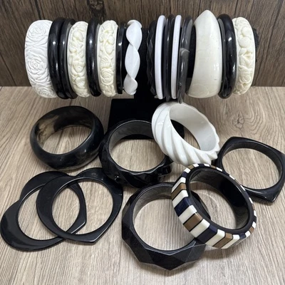 RESTPOSTEN Modeschmuck Armreifen einfarbig Kunststoff Konvolut Arm voll Retro s/w - Bild 1 von 4