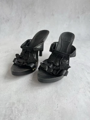 Mulas Christian Dior de cuero negro con volantes y tacón estilo pasarela vintage - Imagen 1 de 4