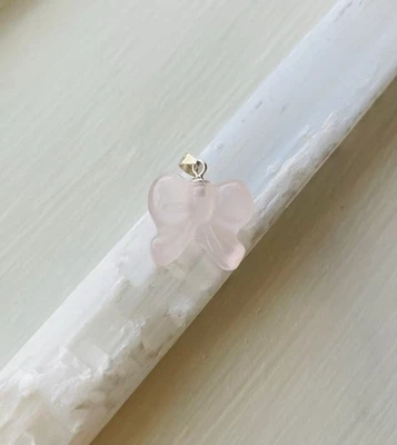 天然粉红色石英蝴蝶结吊坠项链,手工雕刻蝴蝶结纯银扣 — 第 1/4 张图片