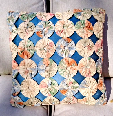 Travesseiro quadrado vintage 14" - Capa superior de colcha Yo-Yo - Imagem 1 de 4