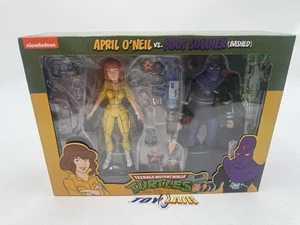 Neca TMNT Teenage Mutant Ninja Turtles APRILE O'NEIL vs SOLDATO A PIEDI (BASHED) - Foto 1 di 6