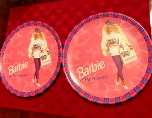 ZWEI VINTAGE MATTEL BARBIE FAO SCHWARTZ 9" TELLER 1995 - Bild 1 von 3