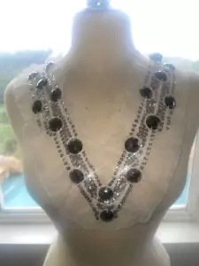 Aplique corpiño cuello en V malla blanca con lentejuelas plateadas y piedras preciosas grandes - Imagen 1 de 2