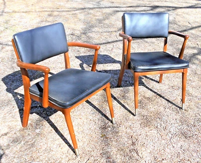 PAR DE SILLONES MODERNOS DE NOGAL MACIZO DE MEDIADOS DE SIGLO Foto 1 de 4