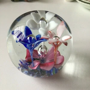 SCHÖNER VINTAGE BRIEFBESCHWERER BUNTE BLUMEN/BLUMEN GLAS 6cm rosa blau weiß - Bild 1 von 7