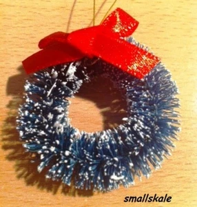Dolls House Miniature 1/12th Scale Snowy Christmas Wreath with Red Bow D1877 - Picture 1 of 1