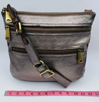 Fossil Explorer 青铜金属鹅卵石皮革斜挎包钱包 — 第 1/4 张图片