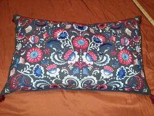 IKEA SKOGSKORN Lendenkissen 16”x26” - dunkelgrau bestickt Blumen mit Einsatz - Bild 1 von 17