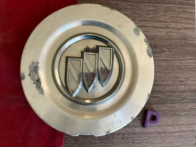 #P (1) 2004-2007 Buick Ranier Used OEM center cap  9595114 - Image 1 of 4
