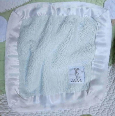 Manta de seguridad Little Giraffe Baby azul esponjosa con borde satinado blanco sobre la marcha en muy buena condición Foto 1 de 3