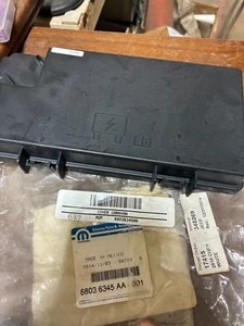 New Mopar 68036345AA Fuse Box Cover Mopar 68036345AA-001 - Imagen 1 de 3