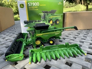 New Ertl 1/64 2025 John Deere S7 900 Tracked Combine Farm Show Edition *NIB* - Picture 1 of 12