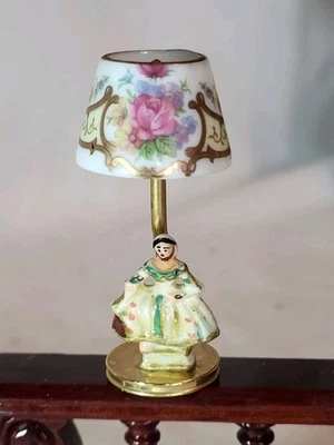 Lámpara miniatura de porcelana y latón para casa de muñecas con estatuilla escala 1:12 Foto 1 de 3