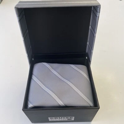Corbata Cruise Club plateada con rayas blancas nueva en caja para hombre Foto 1 de 4