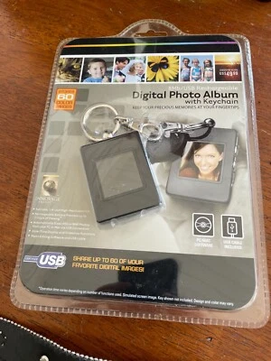 Digital Photo Album w keychain - stores 60 photos - New - Image 1 of 2