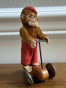 VINTAGE SCHUCO GERMANY FRICTION TOY MOHAIR MONKEY ON SCOOTER W/ FELT HAT & PANTS - Picture 1 of 11