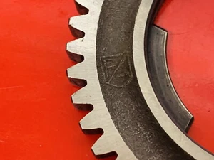 INSIGNIA CUADRADA VESPA SS90 NUEVO DE LOTE ANTIGUO 46 DIENTES 97 MM DIÁMETRO BUEN USADO 4A MARCHA COG - Imagen 1 de 7
