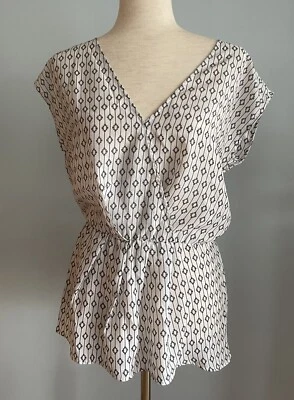 Blusa Tinley Road blanca y negra con estampado envolvente sintético talla M Foto 1 de 4