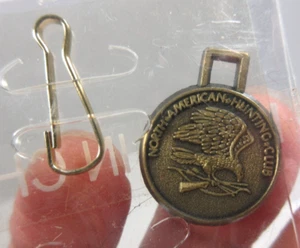 Llavero de metal vintage de metal club de caza norteamericano ficha águila arco rifle - Imagen 1 de 3