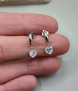 Orecchini pendenti goccia zirconi a forma di cuore in oro bianco 10 kt con zirconi - Foto 1 di 13