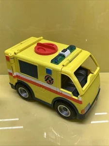 Fisher Price Imaginext Ambulanza di Soccorso con Luci e Sirena Funzionanti - Foto 1 di 4