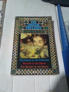 Der Indianer im Schrank-Trilogie von Lynne Reid Banks, PB Buch 1993 SEHR GUT - Bild 1 von 1