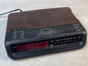 Vintage GE Digital Alarm Clock AM FM Radio Woodgrain Works 7-4613A * Video* - Picture 1 of 13