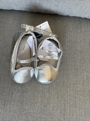 NUEVO CON ETIQUETAS Zapatos Osh Kosh Plateados Infantil NB 0 - 3 Meses Niña NUEVO Brillante.  Venta al por menor $22 Foto 1 de 4