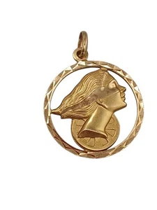 18K 750 Yellow Gold Lady Fortuna Round Pendant 4.9 Grams - Picture 1 of 3