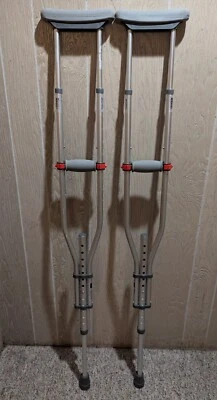 Medline Aluminum Adult Underarm Crutches for Persons 5.11 to 6.7 ft Tall 300 lbs Foto 1 de 4