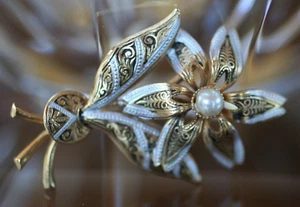vintage :* Broche diseño flor damasceno españa con centro perla*: - Imagen 1 de 5