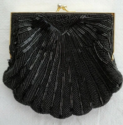 Bolso sin asas de noche formal negro con cuentas concha de vieira cierre en tono dorado Foto 1 de 4